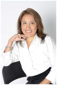 sonriendo sentada